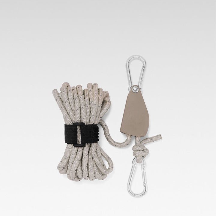 Portabel justerbar fixeringsrep, svart med reflextråd, inkluderar karbinhakar; idealiskt för camping- och utomhusbruk.