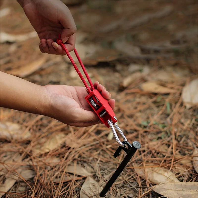 Portabel justerbar fixeringsrep, svart med reflextråd, inkluderar karbinhakar; idealiskt för camping- och utomhusbruk.