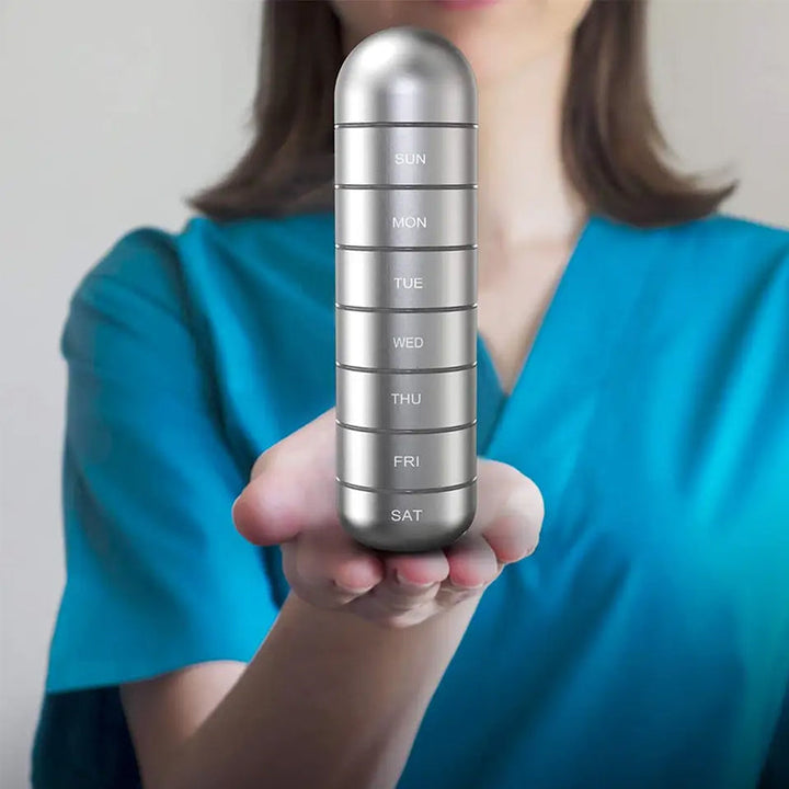 "Portabel pillerask med 7 fack i metallisk finish, vattentät design, perfekt för resor och medicinsk organisering."