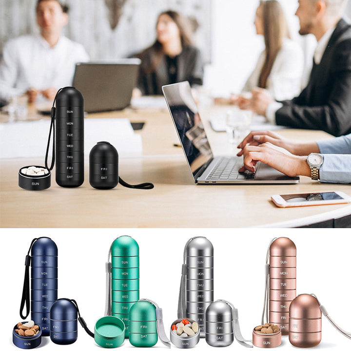 "Portabel pillerask med 7 fack i metallisk finish, vattentät design, perfekt för resor och medicinsk organisering."