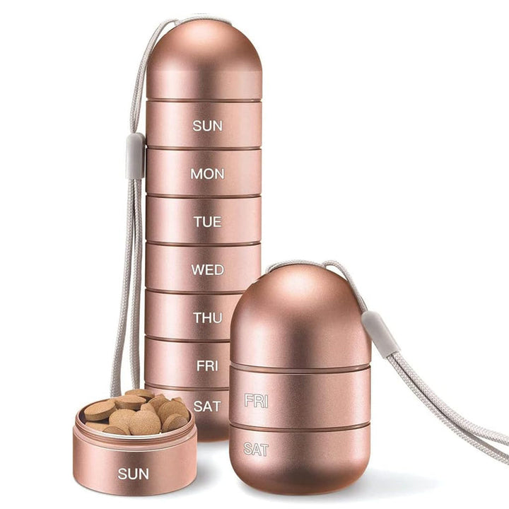 "Portabel pillerask med 7 fack i metallisk finish, vattentät design, perfekt för resor och medicinsk organisering."