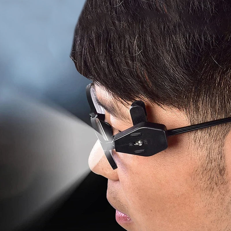 Praktisk clip-on LED-lampa för glasögon, kompakt och roterbar design, perfekt för läsning och belysning i alla miljöer.