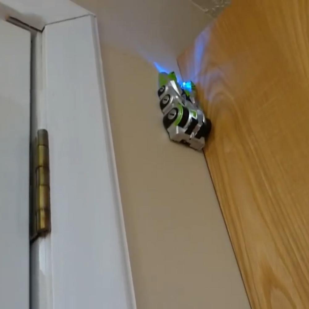 "Radiostyrd anti-gravity bil med LED-ljus, kör på vägg och tak, blå färg, futuristisk design för barnäventyr"