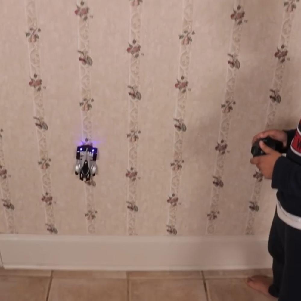 "Radiostyrd anti-gravity bil med LED-ljus, kör på vägg och tak, blå färg, futuristisk design för barnäventyr"