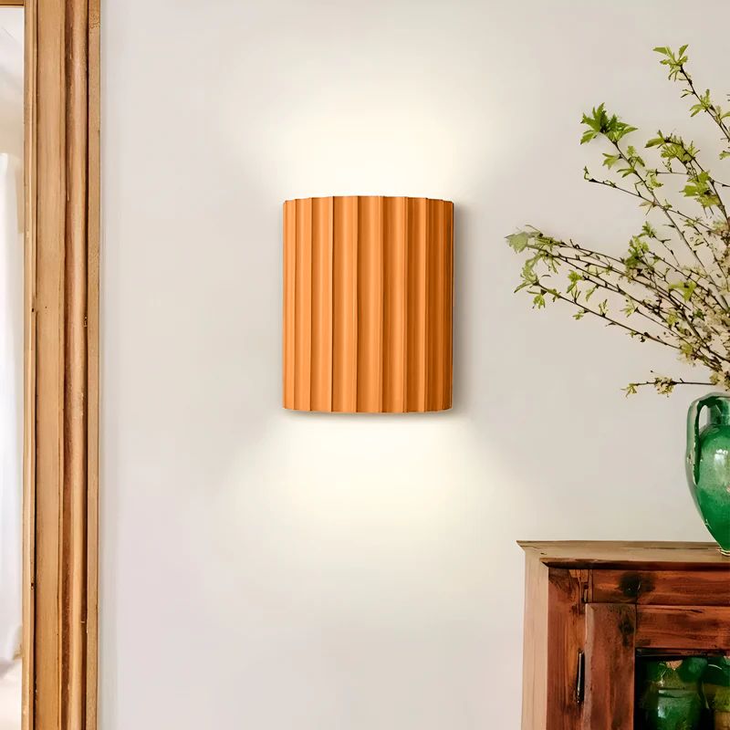 Randig LED-vägglampa i harts med modern nordisk design; dimbar, minimalistisk och energisnål belysning.