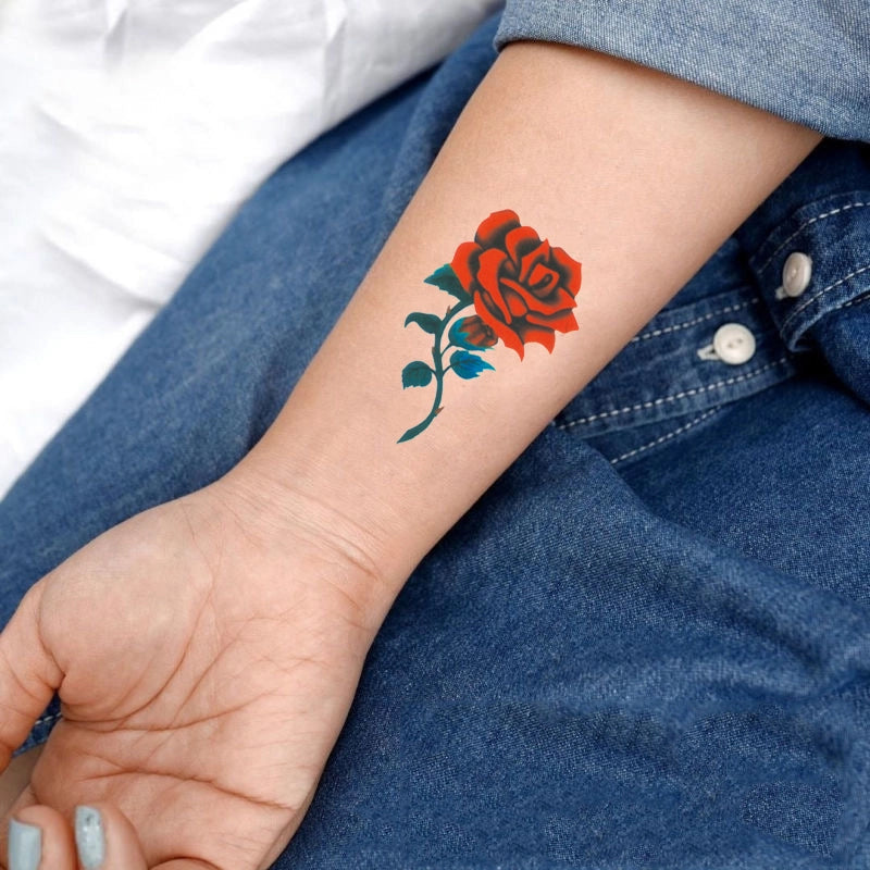 "Realistiska 3D tatueringsklistermärken med blommor och fjärilar, vattentåliga och perfekta för alla hudtyper."