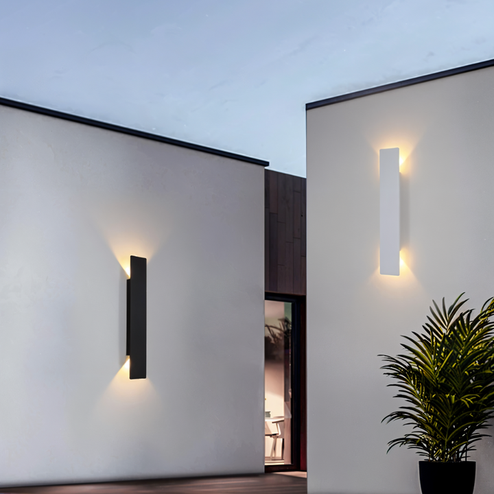 Rektangulär svart LED vägglampa i aluminium för utomhus, väderbeständig och modern design för trädgårdsbelysning.