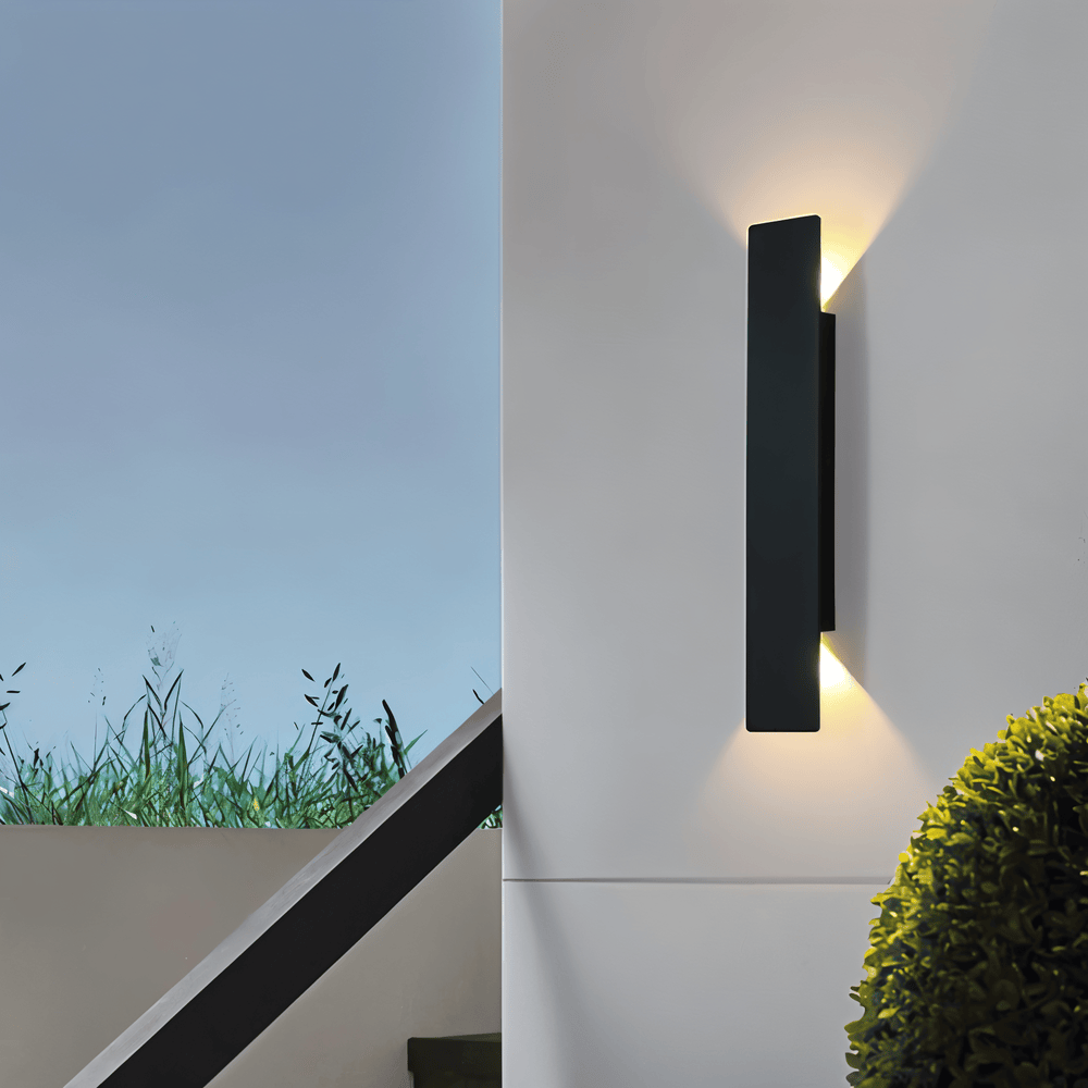 Rektangulär svart LED vägglampa i aluminium för utomhus, väderbeständig och modern design för trädgårdsbelysning.