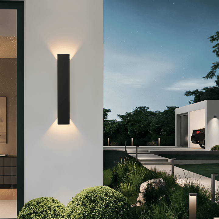 Rektangulär svart LED vägglampa i aluminium för utomhus, väderbeständig och modern design för trädgårdsbelysning.