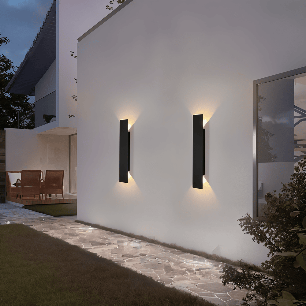Rektangulär svart LED vägglampa i aluminium för utomhus, väderbeständig och modern design för trädgårdsbelysning.