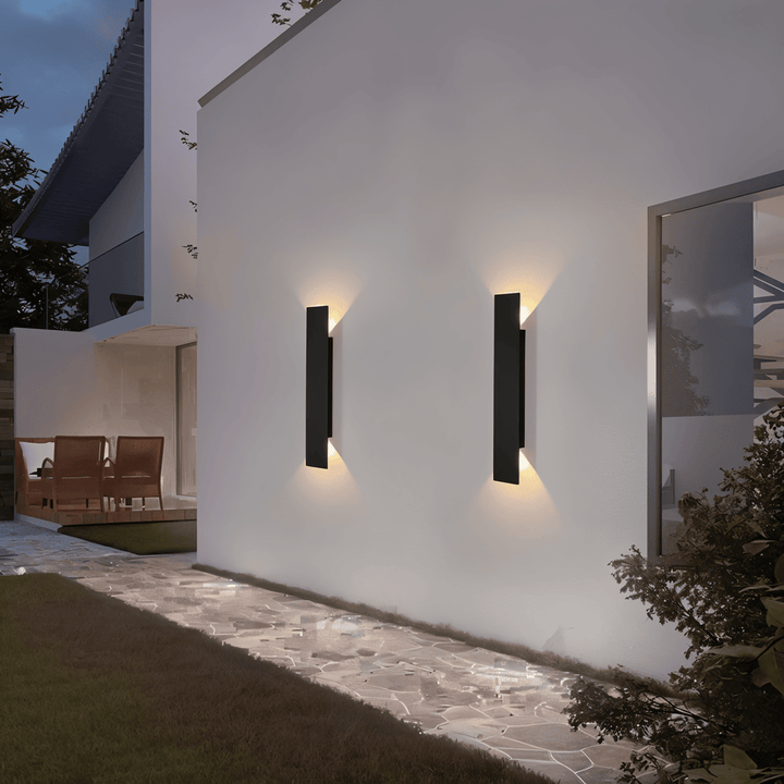 Rektangulär svart LED vägglampa i aluminium för utomhus, väderbeständig och modern design för trädgårdsbelysning.