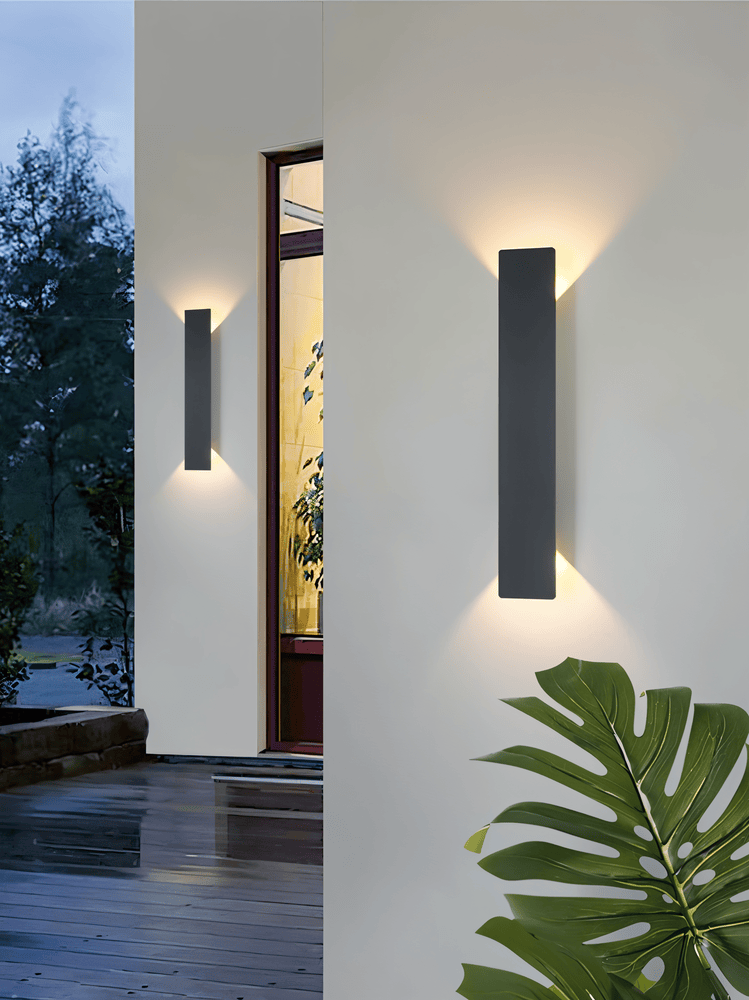 Rektangulär svart LED vägglampa i aluminium för utomhus, väderbeständig och modern design för trädgårdsbelysning.