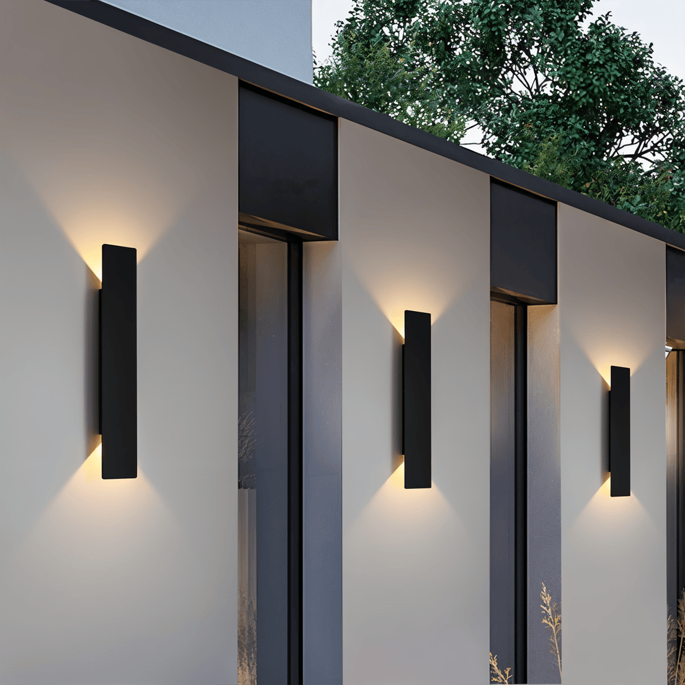 Rektangulär svart LED vägglampa i aluminium för utomhus, väderbeständig och modern design för trädgårdsbelysning.