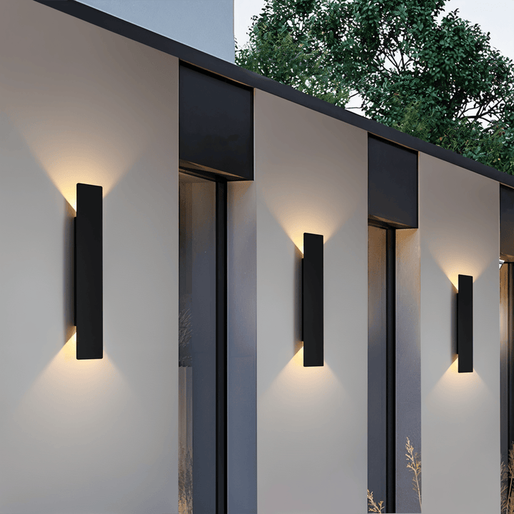 Rektangulär svart LED vägglampa i aluminium för utomhus, väderbeständig och modern design för trädgårdsbelysning.