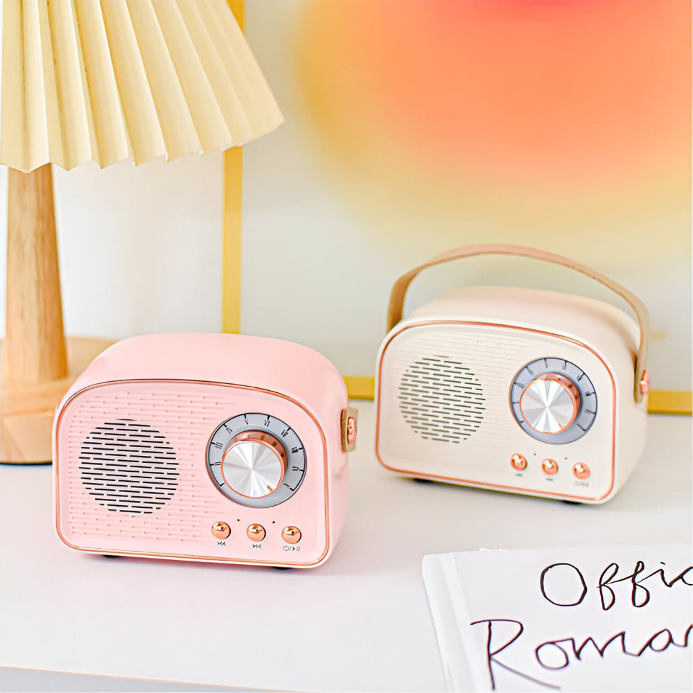 "Retro Bluetooth-högtalare, vintage design, radioform, stilfull plast och trästruktur, ljusgrön färg, trådlöst ljud."