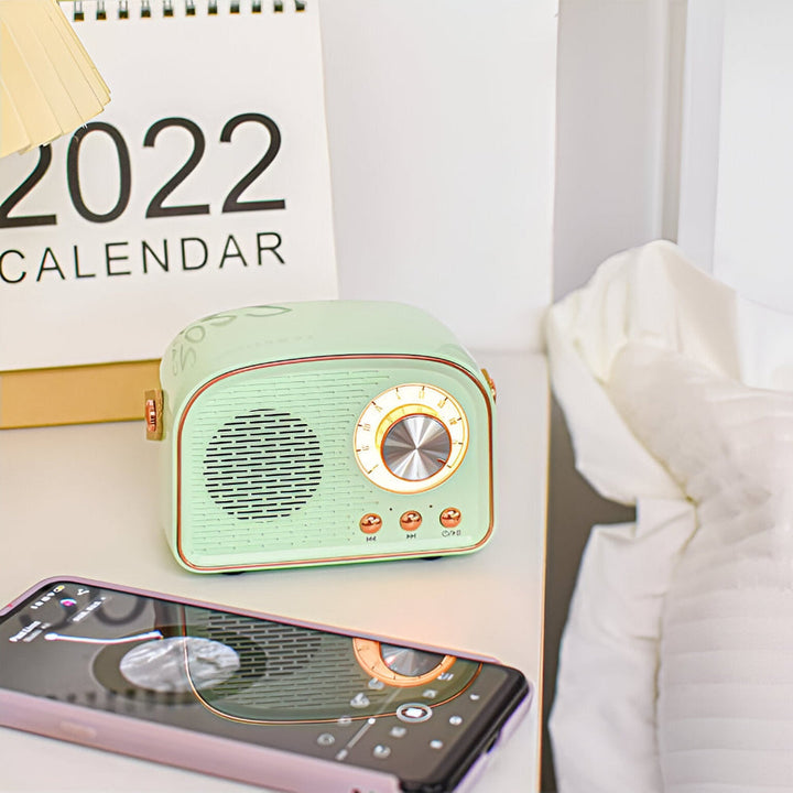 "Retro Bluetooth-högtalare, vintage design, radioform, stilfull plast och trästruktur, ljusgrön färg, trådlöst ljud."