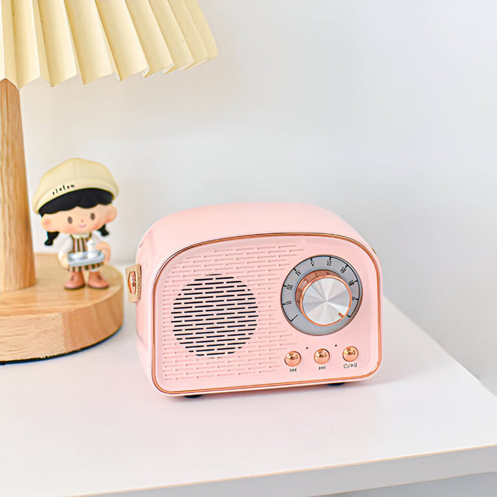 "Retro Bluetooth-högtalare, vintage design, radioform, stilfull plast och trästruktur, ljusgrön färg, trådlöst ljud."