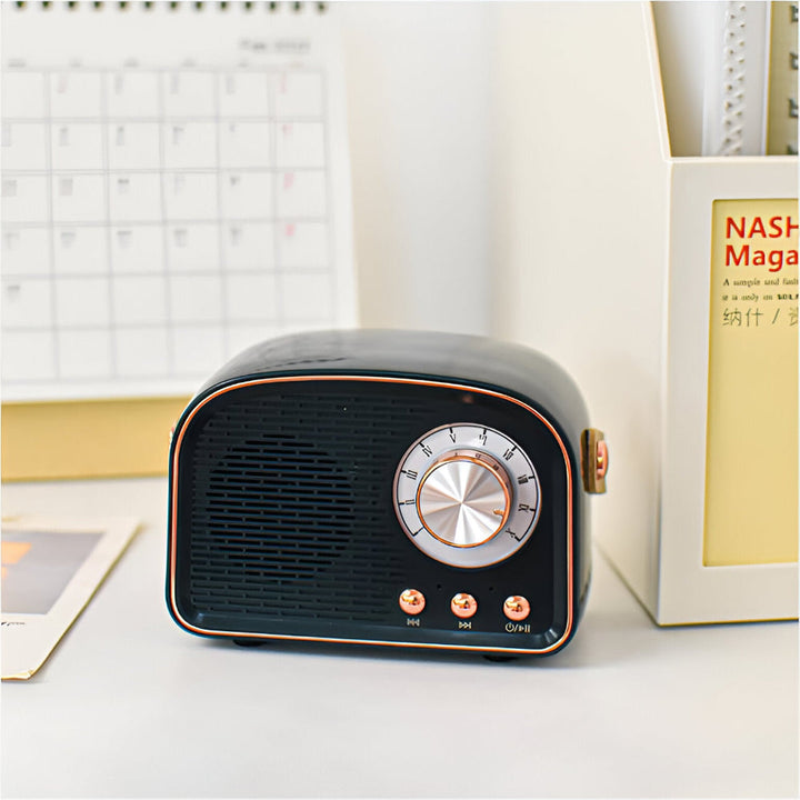 "Retro Bluetooth-högtalare, vintage design, radioform, stilfull plast och trästruktur, ljusgrön färg, trådlöst ljud."