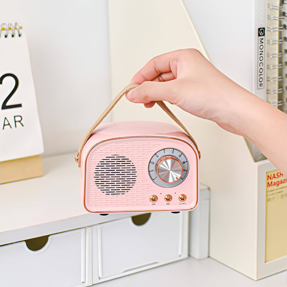 "Retro Bluetooth-högtalare, vintage design, radioform, stilfull plast och trästruktur, ljusgrön färg, trådlöst ljud."
