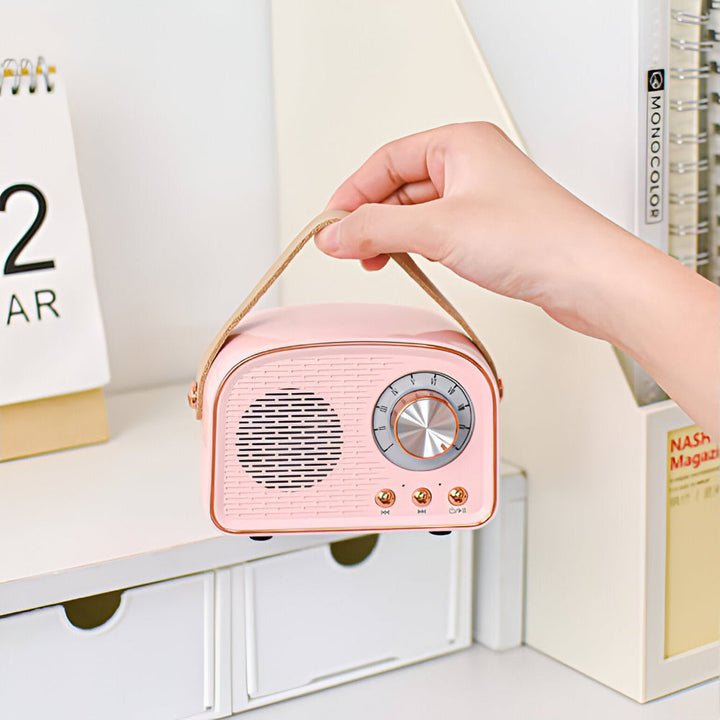 "Retro Bluetooth-högtalare, vintage design, radioform, stilfull plast och trästruktur, ljusgrön färg, trådlöst ljud."