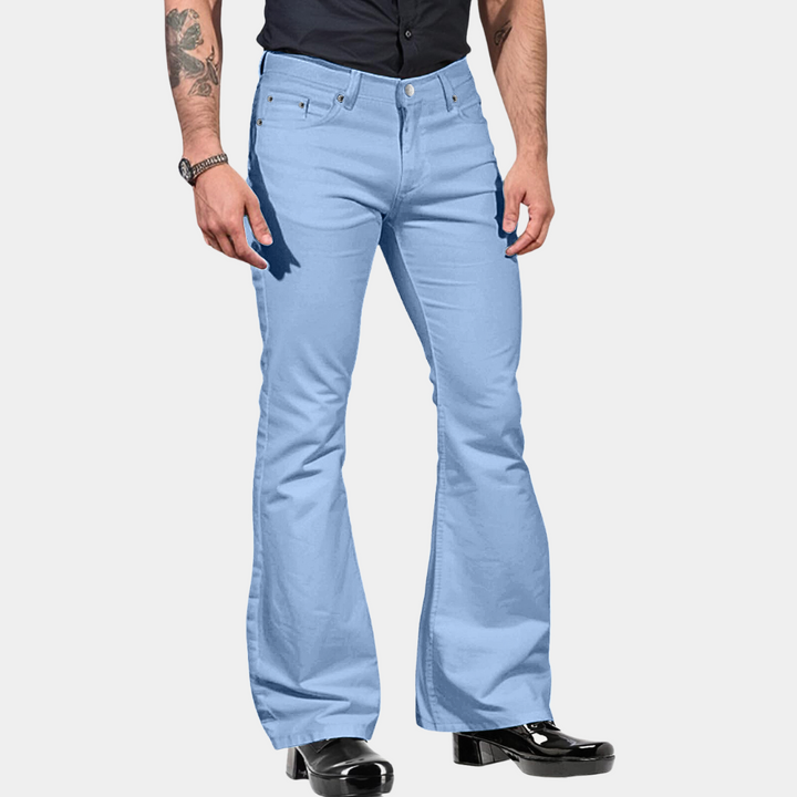 "Retro herr flare byxor i klassisk passform med utsvängda ben, visar elegans och stil för en djärv look."