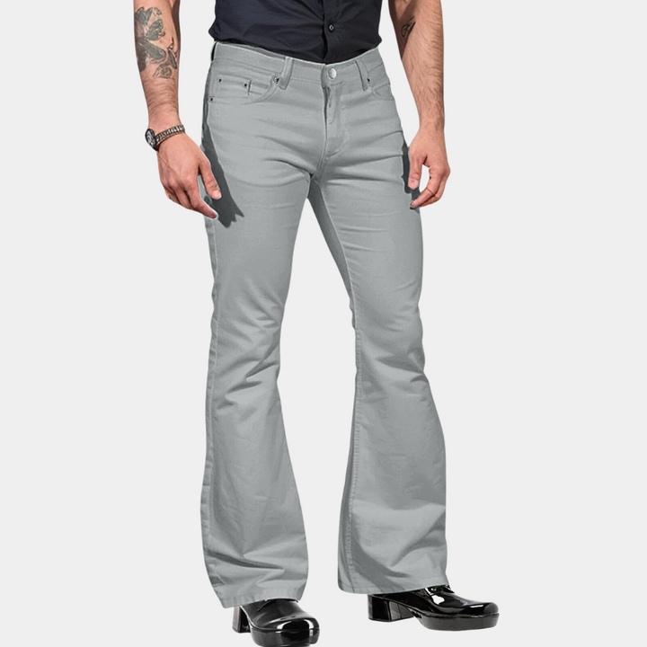 "Retro herr flare byxor i klassisk passform med utsvängda ben, visar elegans och stil för en djärv look."