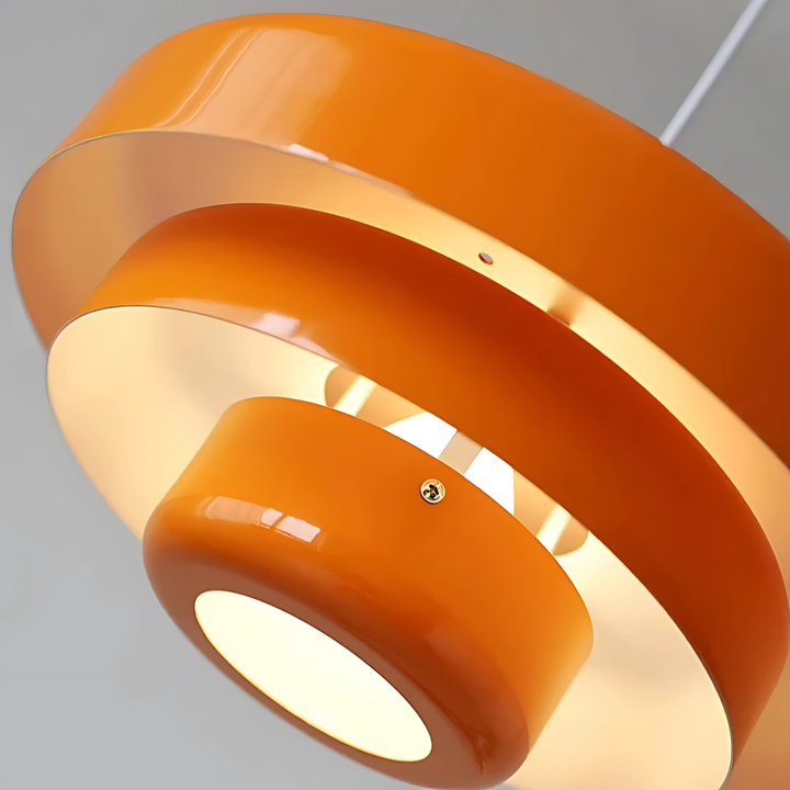 "Retro taklampa i rustik industriell stil med rund metallskärm, justerbar längd, Bauhaus-design i olika färger."