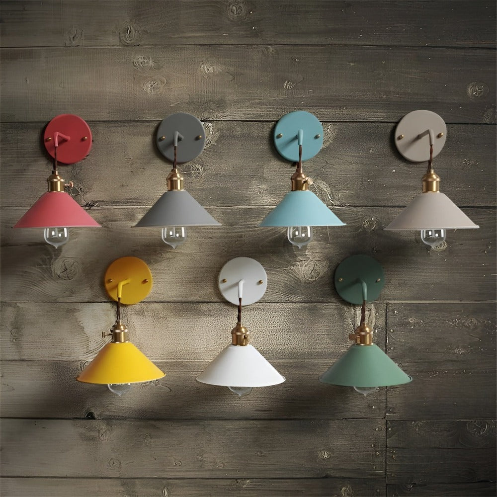 "Retro vägglampa i färgglada nyanser, konformad i metall för vintage och modern inredning, passar alla rum."