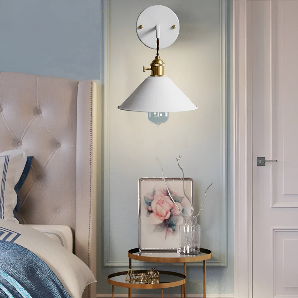 "Retro vägglampa i färgglada nyanser, konformad i metall för vintage och modern inredning, passar alla rum."