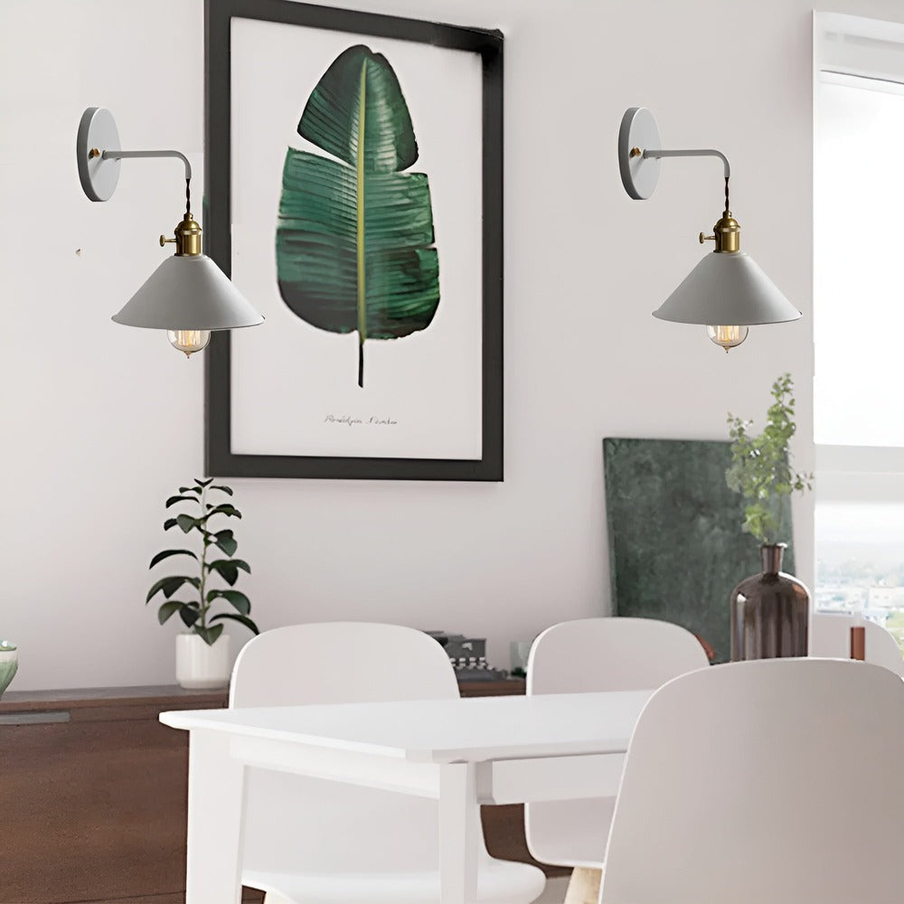 "Retro vägglampa i färgglada nyanser, konformad i metall för vintage och modern inredning, passar alla rum."