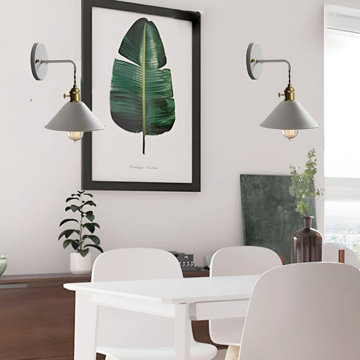 "Retro vägglampa i färgglada nyanser, konformad i metall för vintage och modern inredning, passar alla rum."