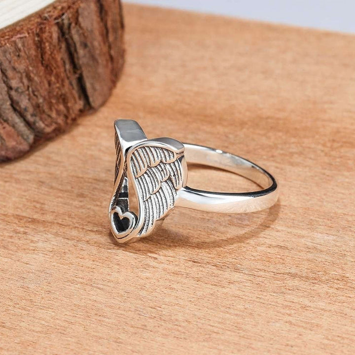 "Ring för kvinnor med detaljerad ängelvingar och hjärtdesign i mässing, elegant accessoar med subtil betydelse."