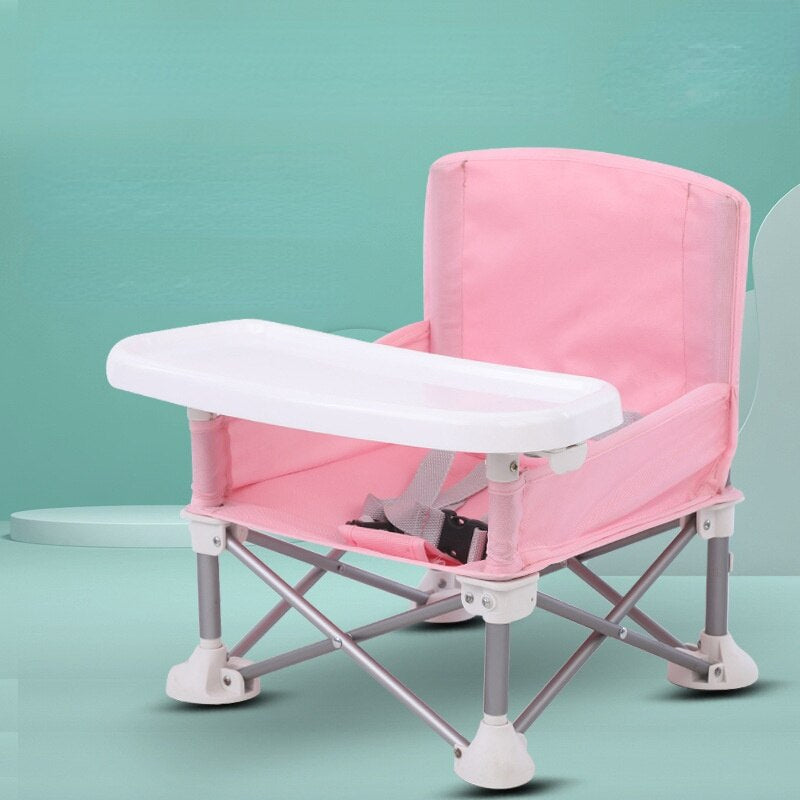 "Robust barncampingstol i grön färg med praktisk bordsskiva, designad för bekväma och säkra utomhusäventyr."