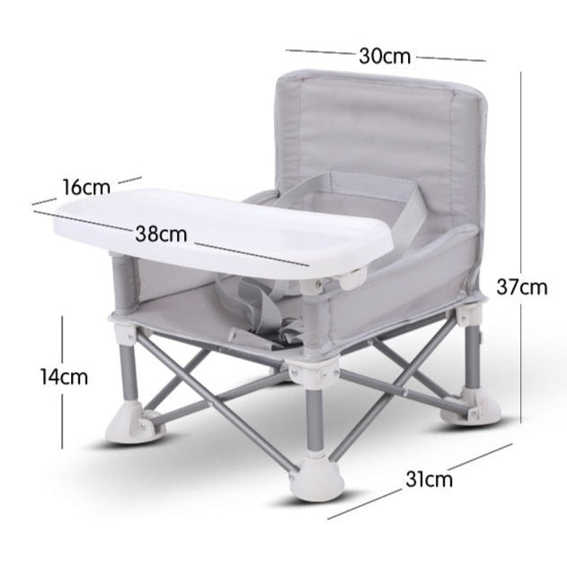"Robust barncampingstol i grön färg med praktisk bordsskiva, designad för bekväma och säkra utomhusäventyr."
