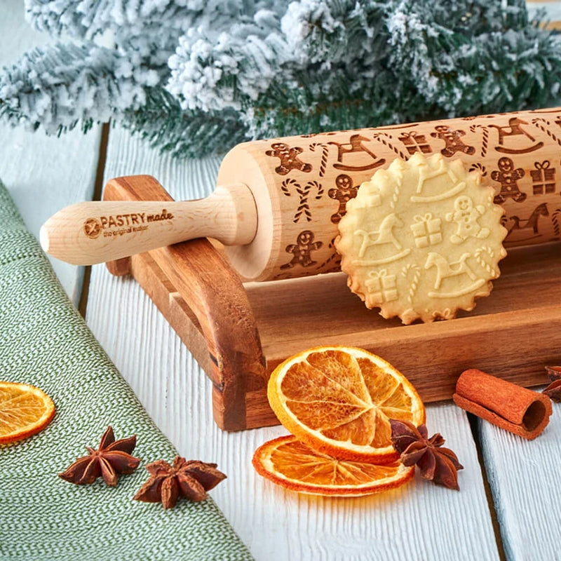 "Robust och hållbar pepparkakskavel i trä med unika mönster, perfekt för kreativa bakverk och stabil användning."