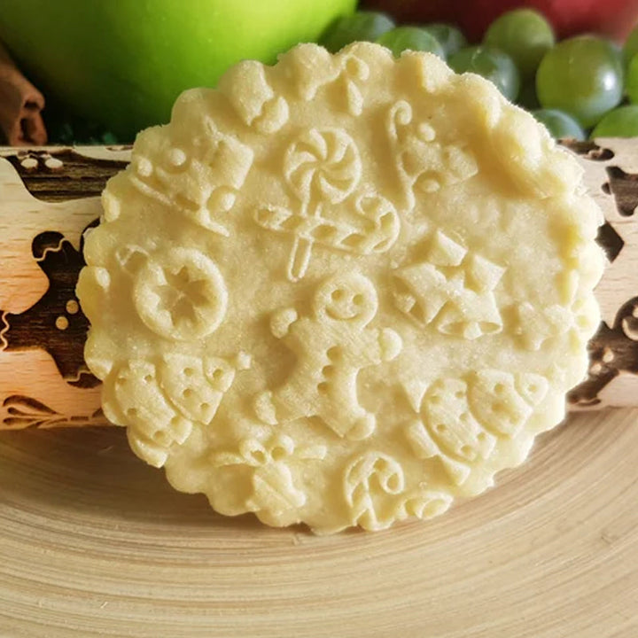 "Robust och hållbar pepparkakskavel i trä med unika mönster, perfekt för kreativa bakverk och stabil användning."