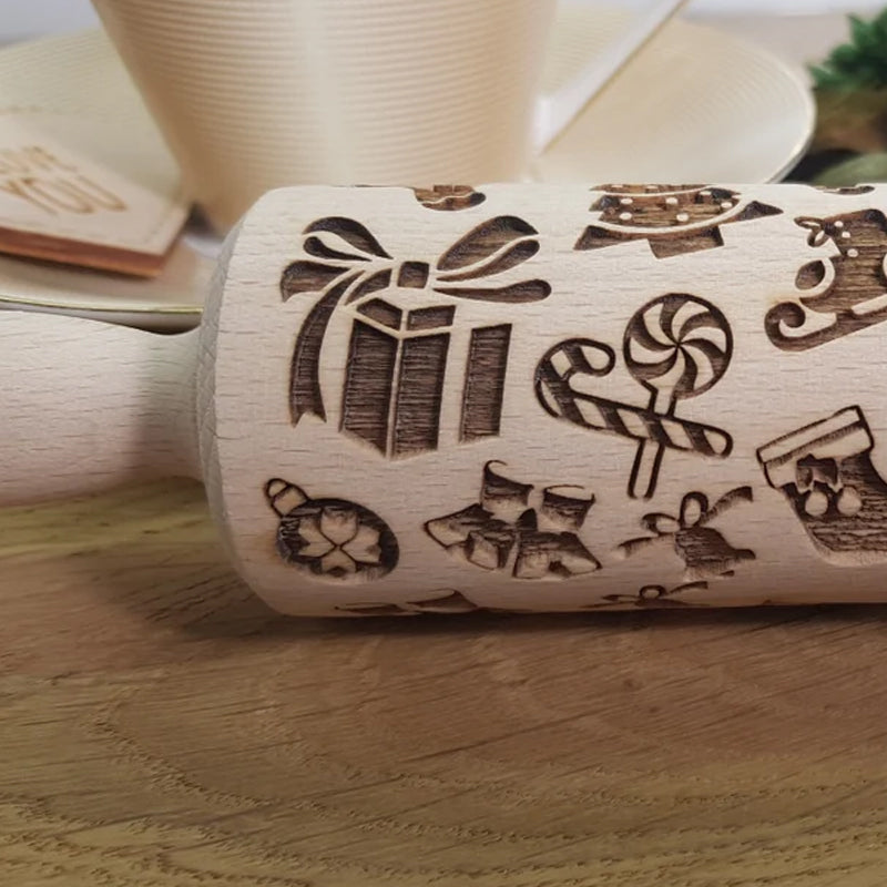 "Robust och hållbar pepparkakskavel i trä med unika mönster, perfekt för kreativa bakverk och stabil användning."