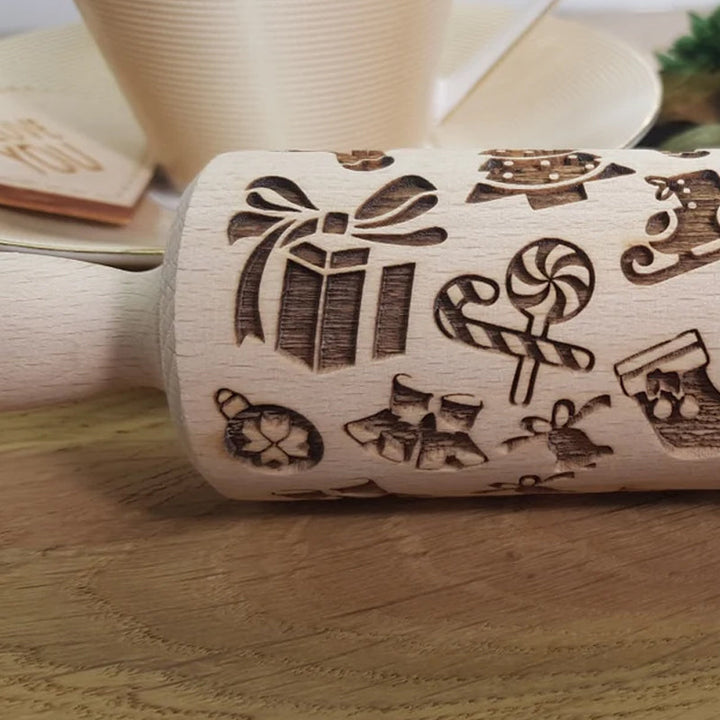 "Robust och hållbar pepparkakskavel i trä med unika mönster, perfekt för kreativa bakverk och stabil användning."