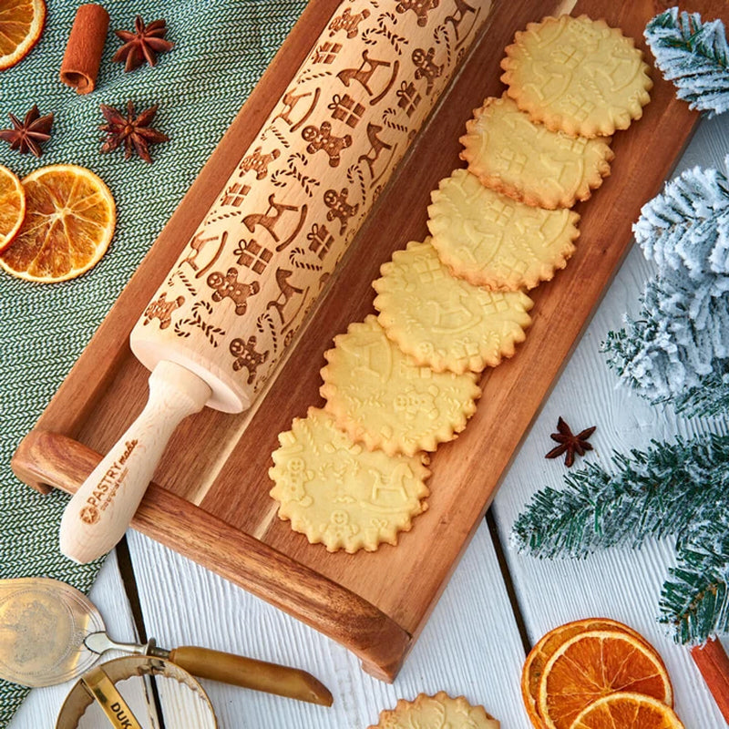 "Robust och hållbar pepparkakskavel i trä med unika mönster, perfekt för kreativa bakverk och stabil användning."