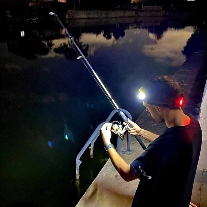 "Röd LED-pannlampa med 230° vidvinkelbelysning, vattentät, tre ljuslägen, idealisk för utomhusbruk och äventyr."