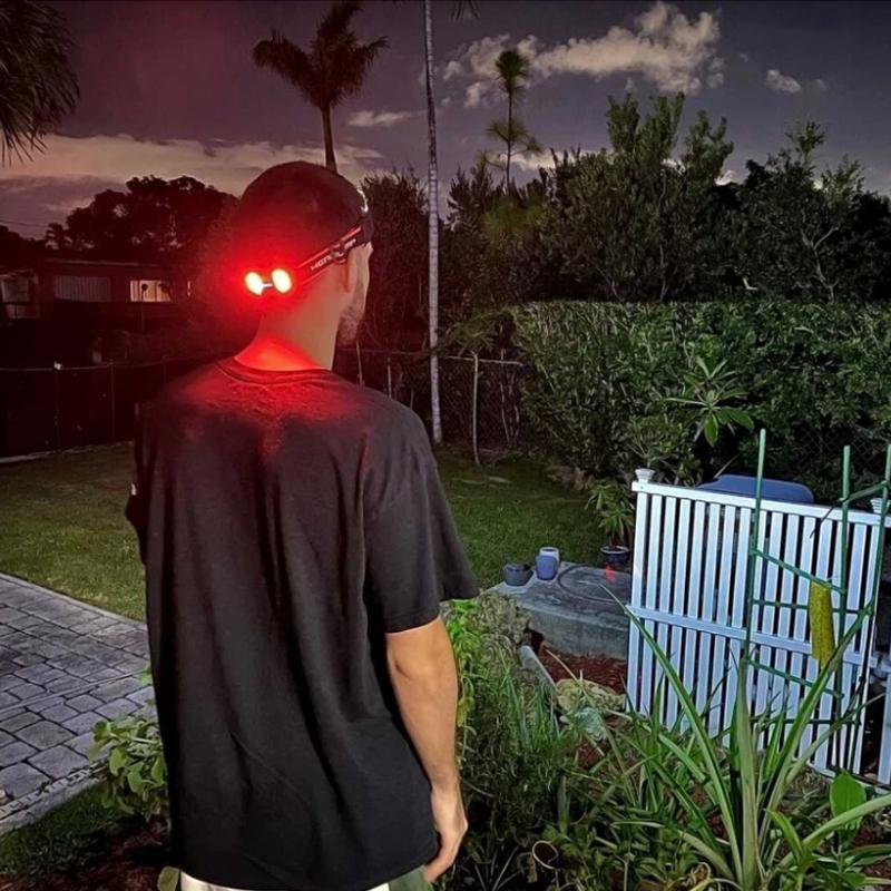 "Röd LED-pannlampa med 230° vidvinkelbelysning, vattentät, tre ljuslägen, idealisk för utomhusbruk och äventyr."