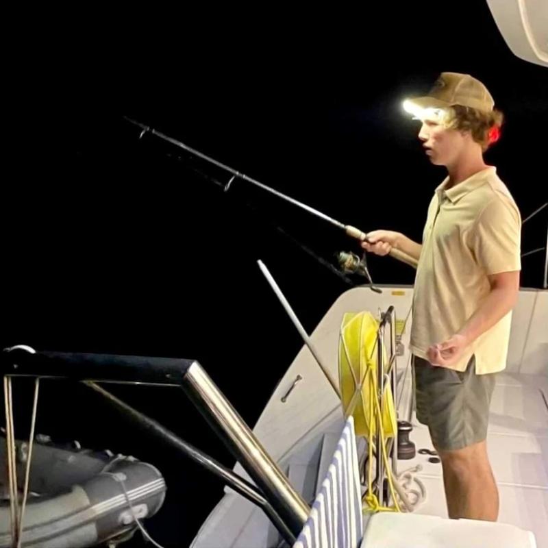 "Röd LED-pannlampa med 230° vidvinkelbelysning, vattentät, tre ljuslägen, idealisk för utomhusbruk och äventyr."