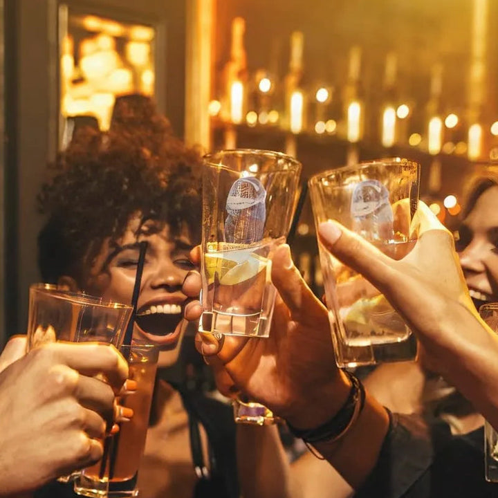 "Rolig vuxen parodi iskubform i silikon, färgglada isformer för festliga drycker och cocktails, köksprodukt."