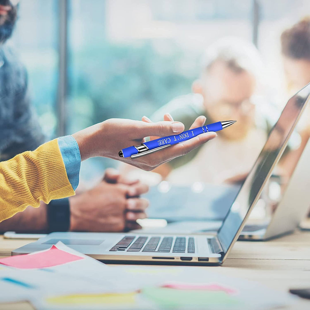 Roliga metallkontorspennor med svart bläck, eleganta med humoristiska gravyrer, idealiska som kontorets samtalsöppnare.