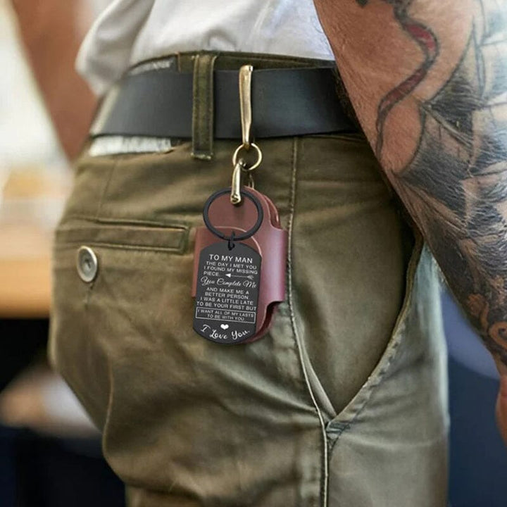 "Romantisk nyckelring i rostfritt stål för honom, elegant design, perfekt present och symbol för kärlek."