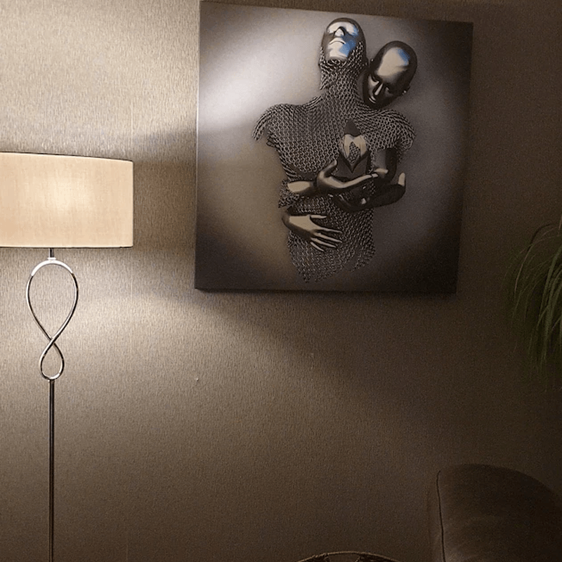"Romantisk väggmålning i canvas, silver och gyllene hjärta och par i omfamning, perfekt för sovrum. Heminredning."