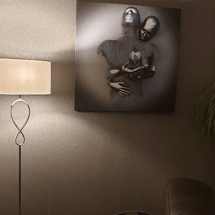"Romantisk väggmålning i canvas, silver och gyllene hjärta och par i omfamning, perfekt för sovrum. Heminredning."