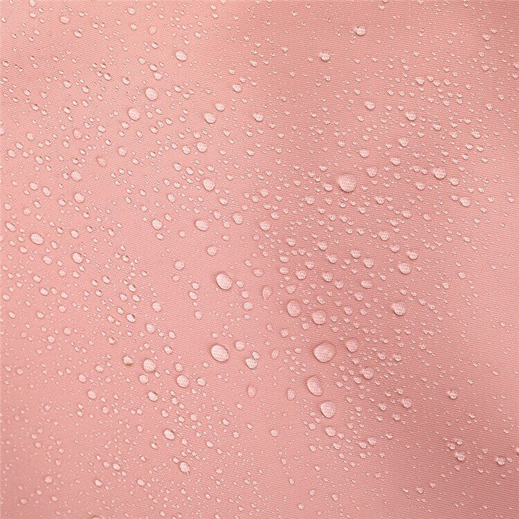 Närbild på den hållbara metalldragkedjan på den rosa Catalina Deluxe fritidsbagen.