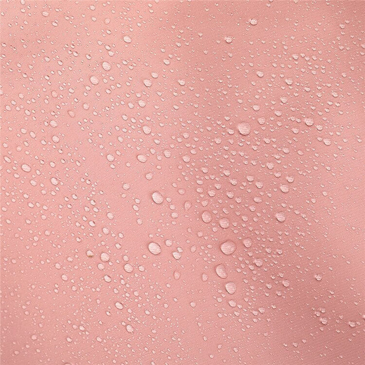 Närbild på den hållbara metalldragkedjan på den rosa Catalina Deluxe fritidsbagen.