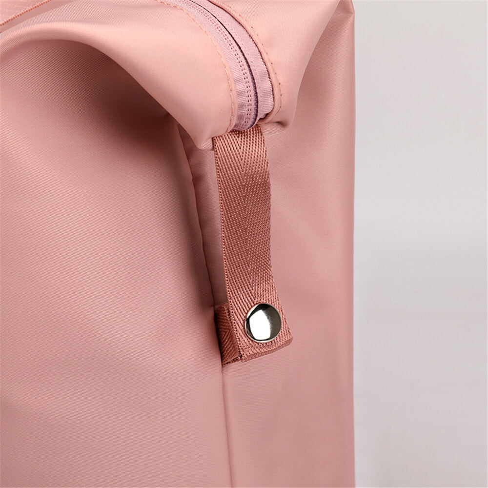 Resenär med den svarta Catalina Deluxe resväskan dragen på en rullväska vid flygplatsen.